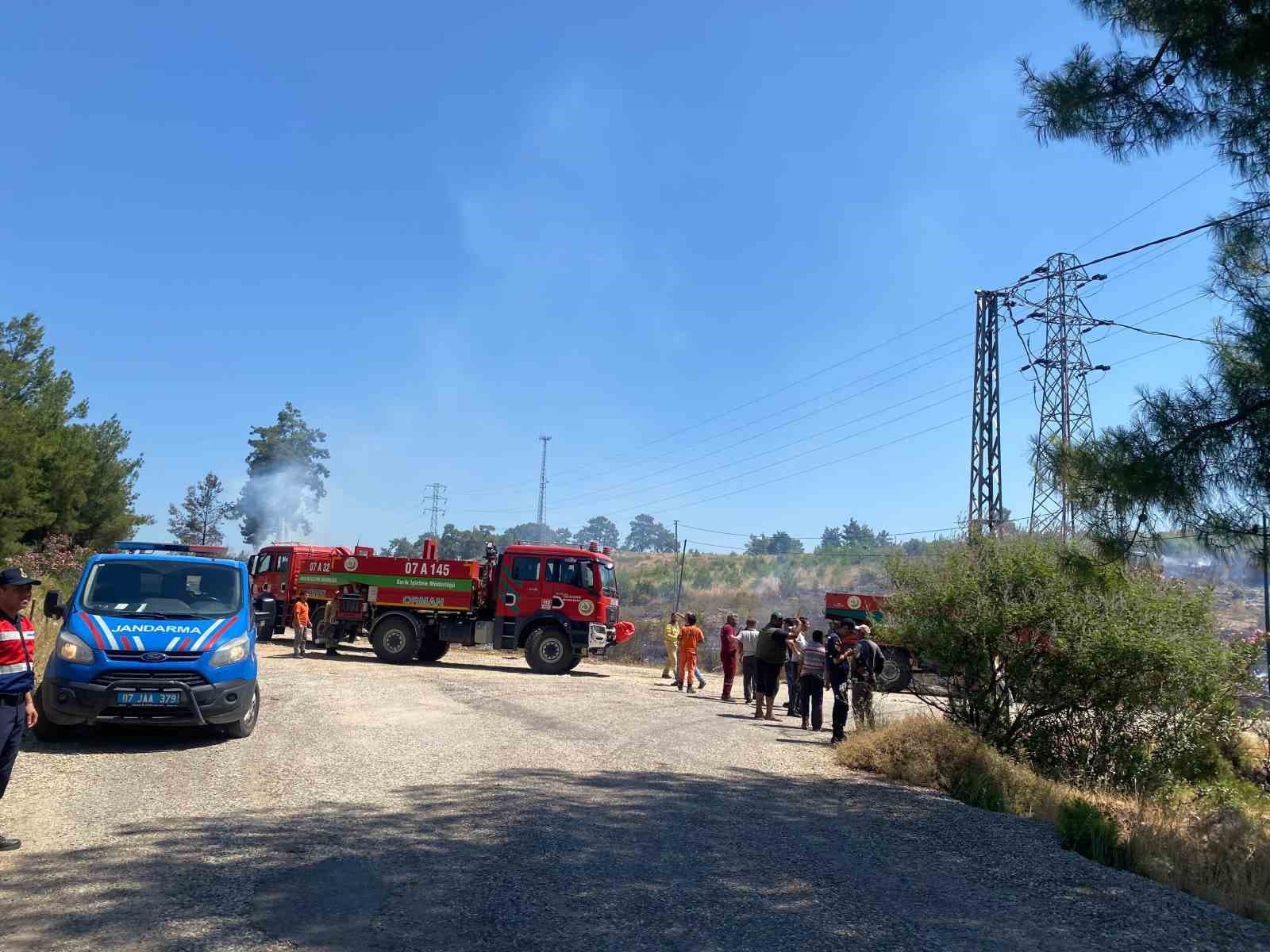 Antalya’nın Aksu ilçesinde çıkan orman yangını, ekiplerin hızlı müdahalesiyle büyümeden kontrol altına alındı.
Yangın, saat 10.30 sularında ilçeye bağlı Yeşilkaraman Mahallesi’nde ormanlık alanda henüz bilinmeyen nedenle başladı. Alevleri fark eden mahalle sakinleri, durumu 112 Acil Çağrı Merkezi’ne bildirdi. Olay yerine çok sayıda itfaiye aracı ile Orman Bölge Müdürlüğü ekipleri sevk edildi. Yangın 1 helikopter, 6 arazöz, 1 su ikmal aracı ve çok sayıda yangın işçisi ile yerleşim yerlerine sıçramadan kontrol altına alındı.
"Yaklaşık 20 dönüm yeni ekili ormanlık alan zarar gördü"
Yeşilkaraman Mahalle Muhtarı Kerim Dikmen yaptığı açıklamada, "Yangın çıktığı an hemen haberimiz oldu. Saniyelerle, dakikalarla yarıştık. Ekiplerimiz anında müdahale etti, bizler de yardımcı olduk. 10.30’da başlayan yangın 11.10’da kontrol altına alındı. Yaklaşık 20 dönüm yeni ekili ormanlık alan zarar gördü. Müdahale gecikseydi, seralarımız ve yerleşim yerlerimiz tehdit altına girebilirdi" dedi. Yangının çıkış nedeni henüz belirlenemezken, ekiplerin soğutma çalışmaları ve olayla ilgili incelemeleri sürüyor.